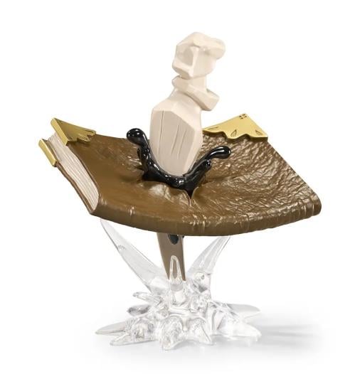 HARRY POTTER - Tom Riddle Journal & Basilisk tänder - Figur Prop-Ups 14cm Noble Collection