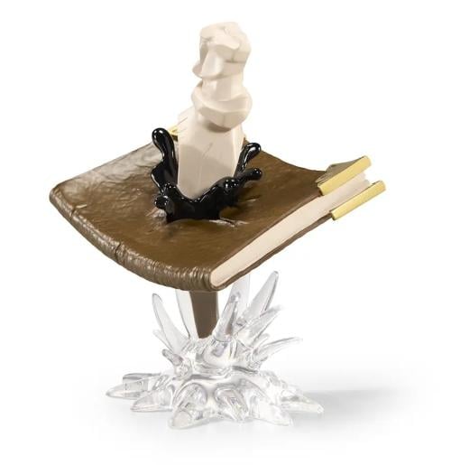 HARRY POTTER - Tom Riddle Journal & Basilisk tänder - Figur Prop-Ups 14cm Noble Collection