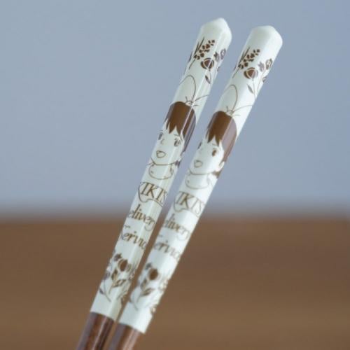 KIKI'S DELIVERY SERVICE - Yellow Sketches - Lackade 21cm Ängpinnar Benelic